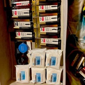 L’Oreal Maybelline cover girl and Revlon. Makeup !!  5 for $15. 💋🦿💄